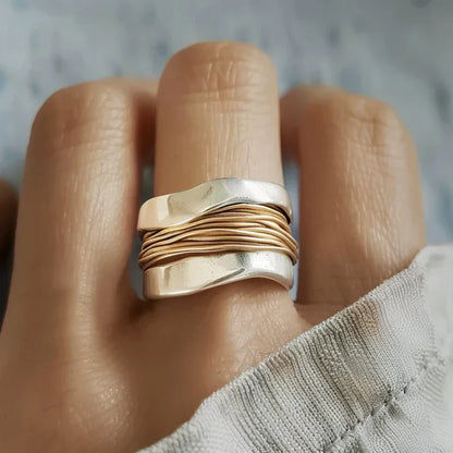 Anillo de alambre dorado y plateado